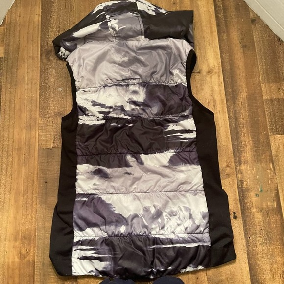 Zella Girl Black/White Tie Dye Quilted Hooded Winter Puffer Vest Size M (8/10) - Picture 10 of 12